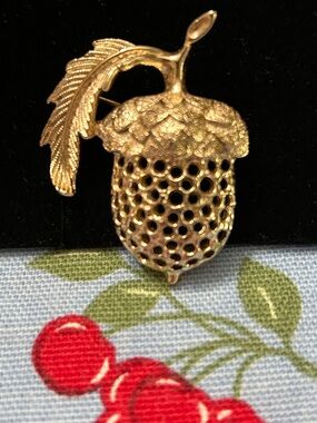 Vintage 1970’s Sarah Coventry Gold Acorn Leaf Brooch